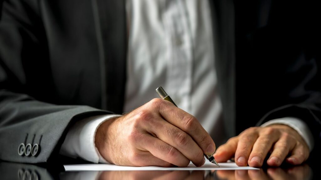 una persona signant paper